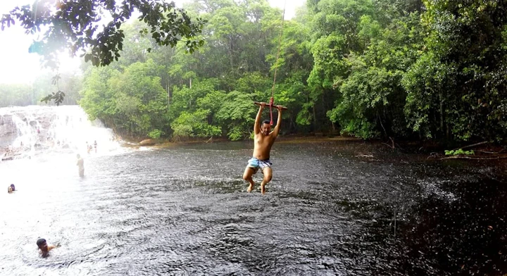 Persona lanzándose al agua