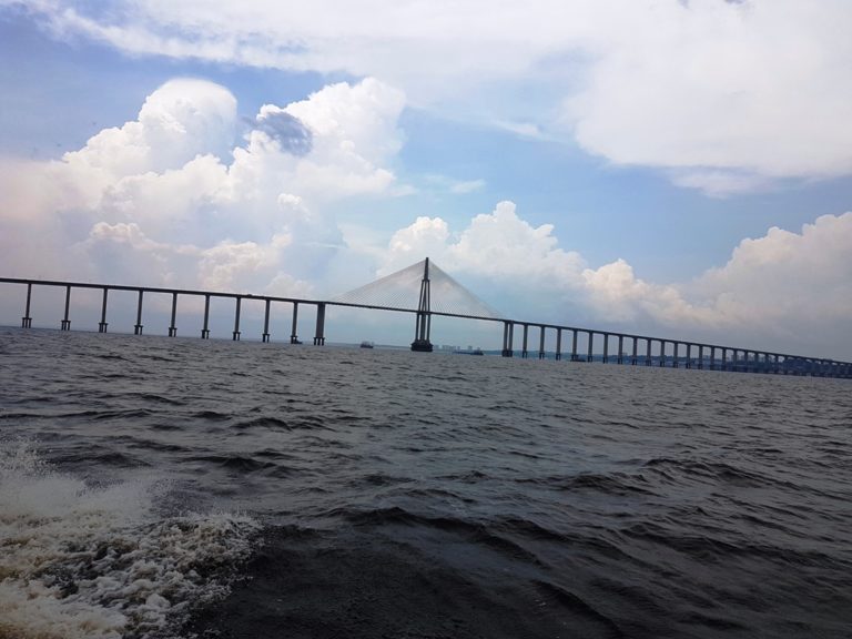 Puente sobre el río Negro