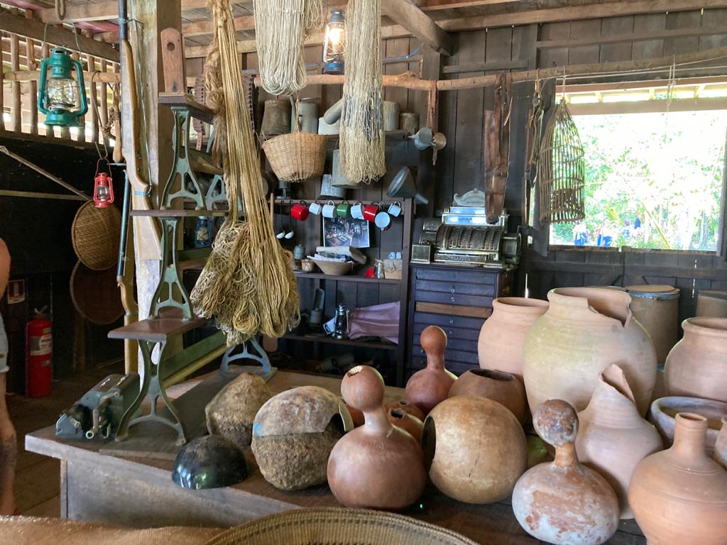 Muestra de vasijas en el museo del Seringal