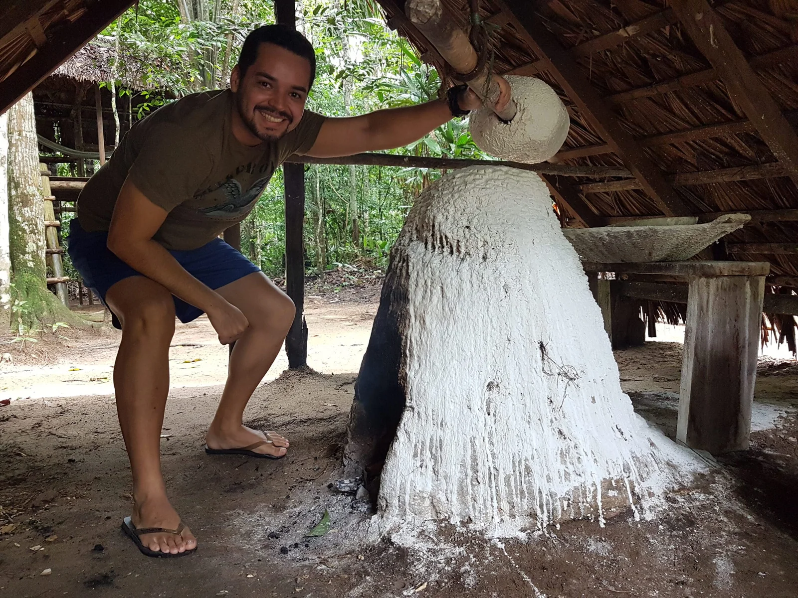 Persona con herramienta de fabricación de caucho