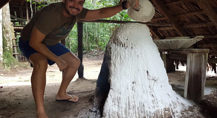 Persona con herramienta de fabricación de caucho