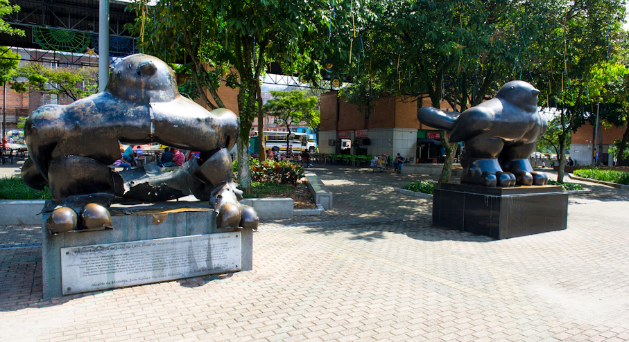 Free Tour Violencia y Posconflicto Escultura en la plaza