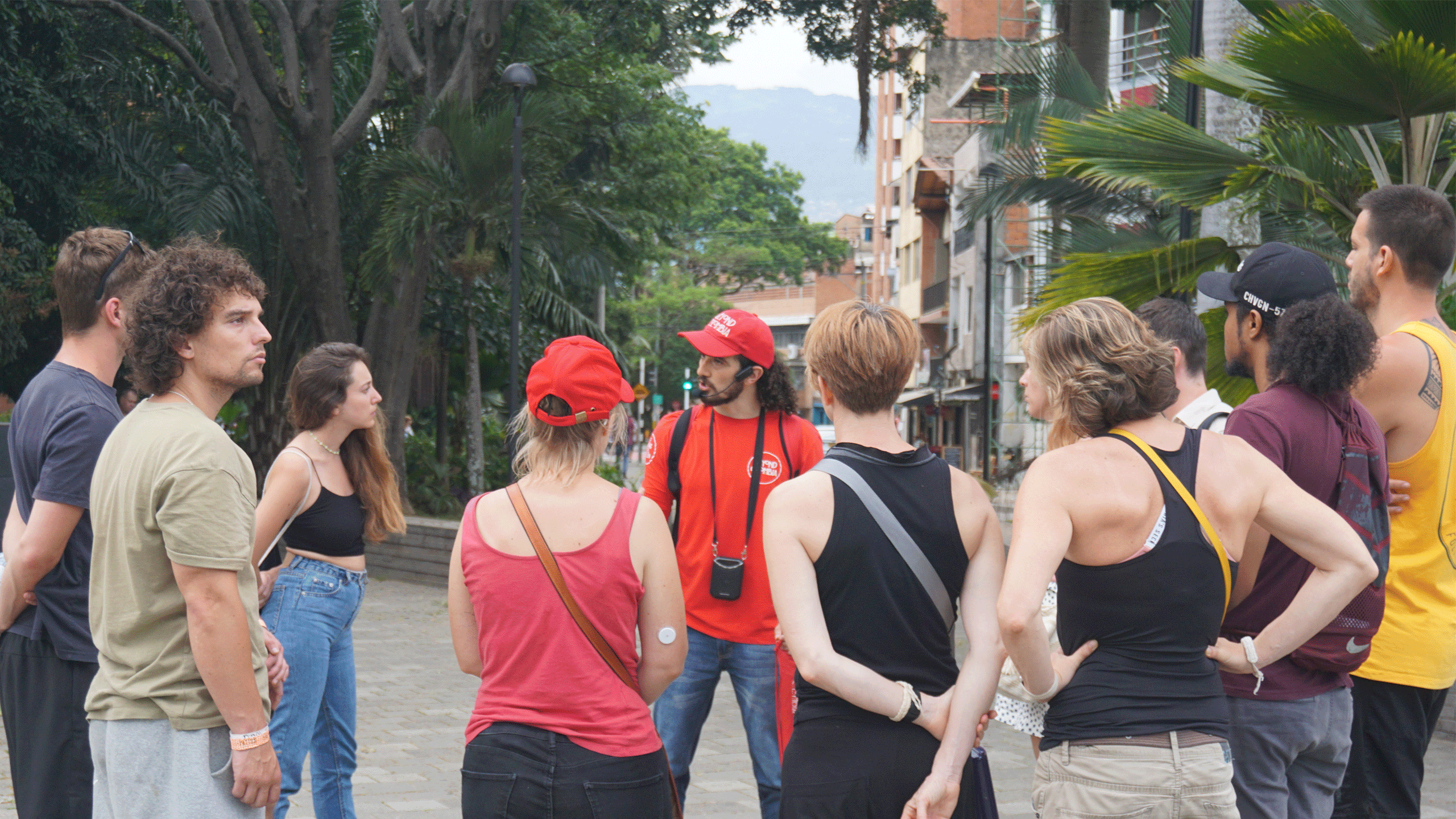 Personas en el Tour Violencia y Posconflicto