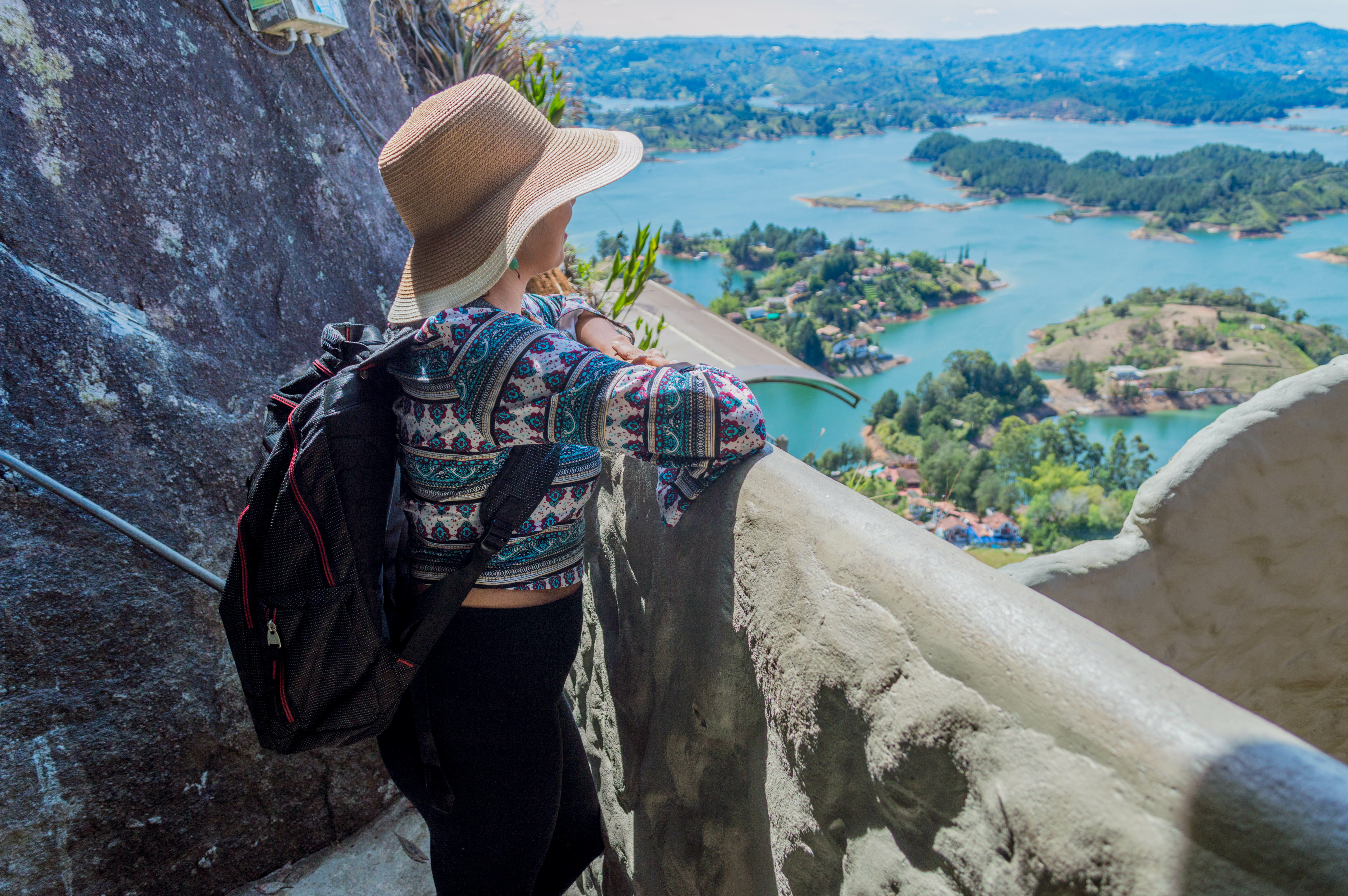 Mujer en Piedra del Peñol