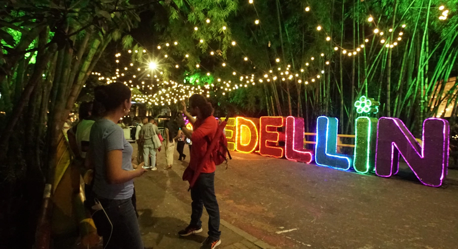Free Tour El Poblado en Medellín Letrero de Medellín en el Poblado