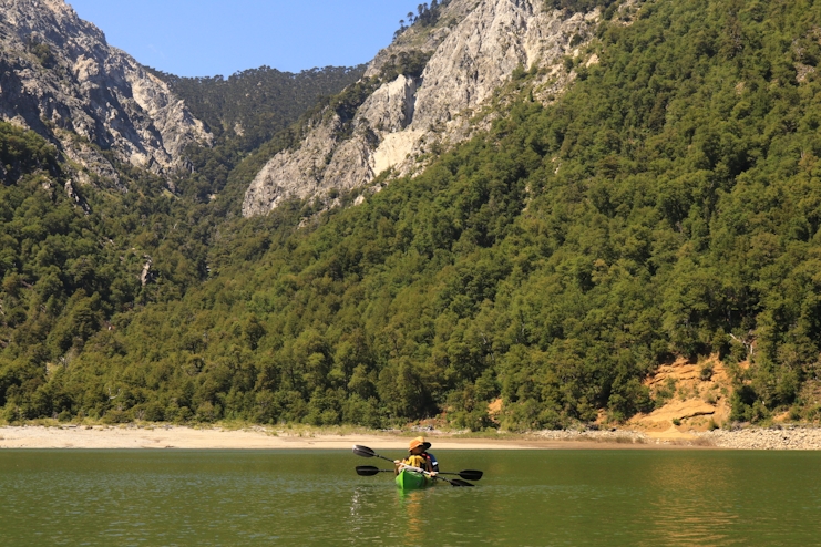 Personas haciendo kayak