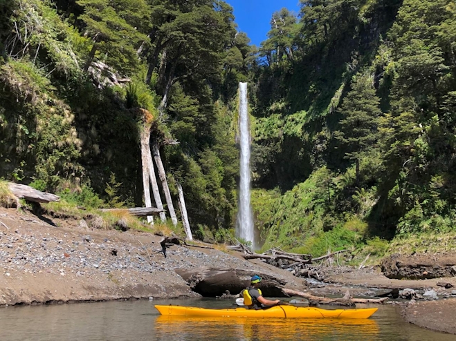 Persona en kayak