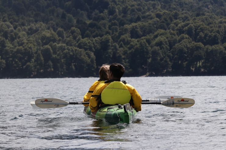 Personas en kayak