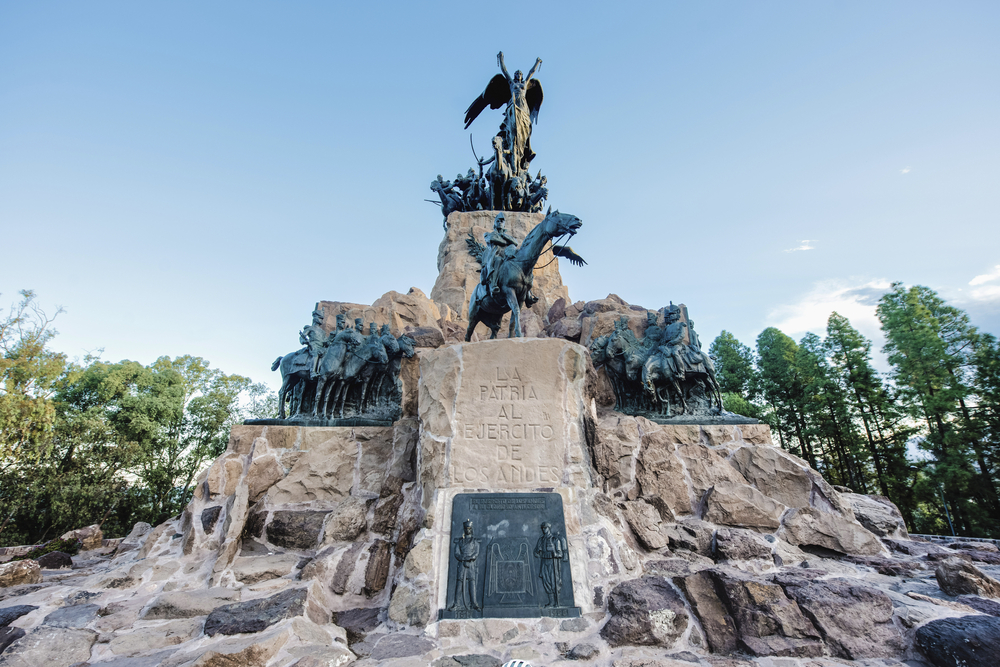 monumento al ejercito de los andes soleado