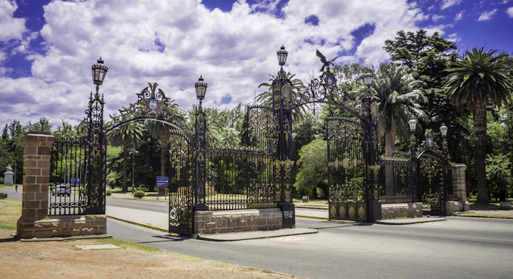 parque general san martin con nubes