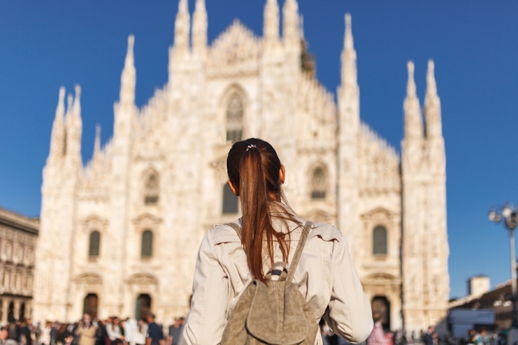 Mujer frente a la Catedral de Milán