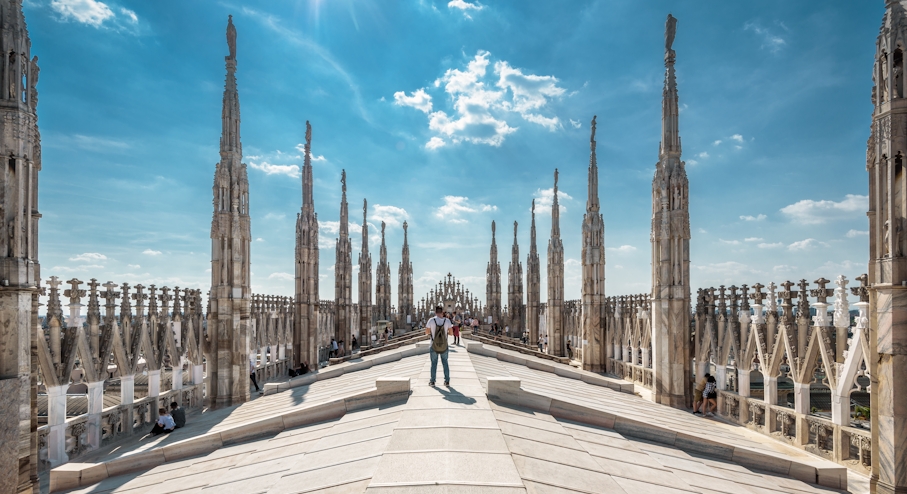 Persona sobre el tejado de la Catedral de Milán