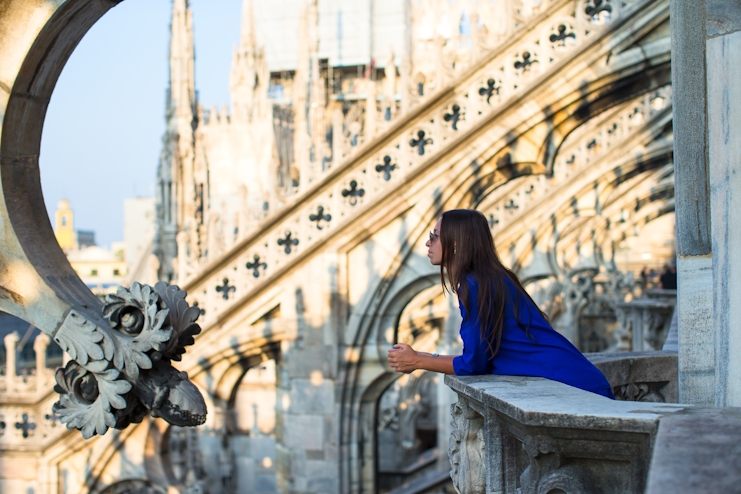 Mujer en el tejado de la Catedral de Milán