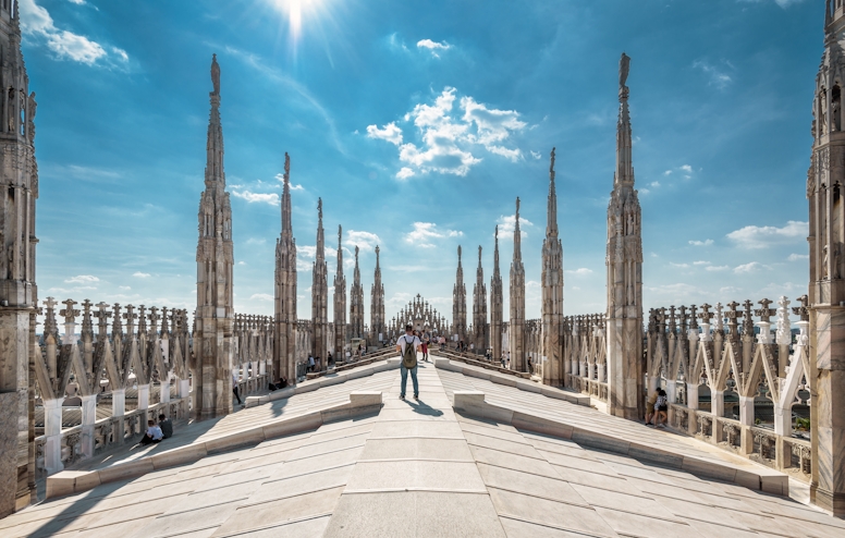 Persona en el techo de la Catedral de Milán