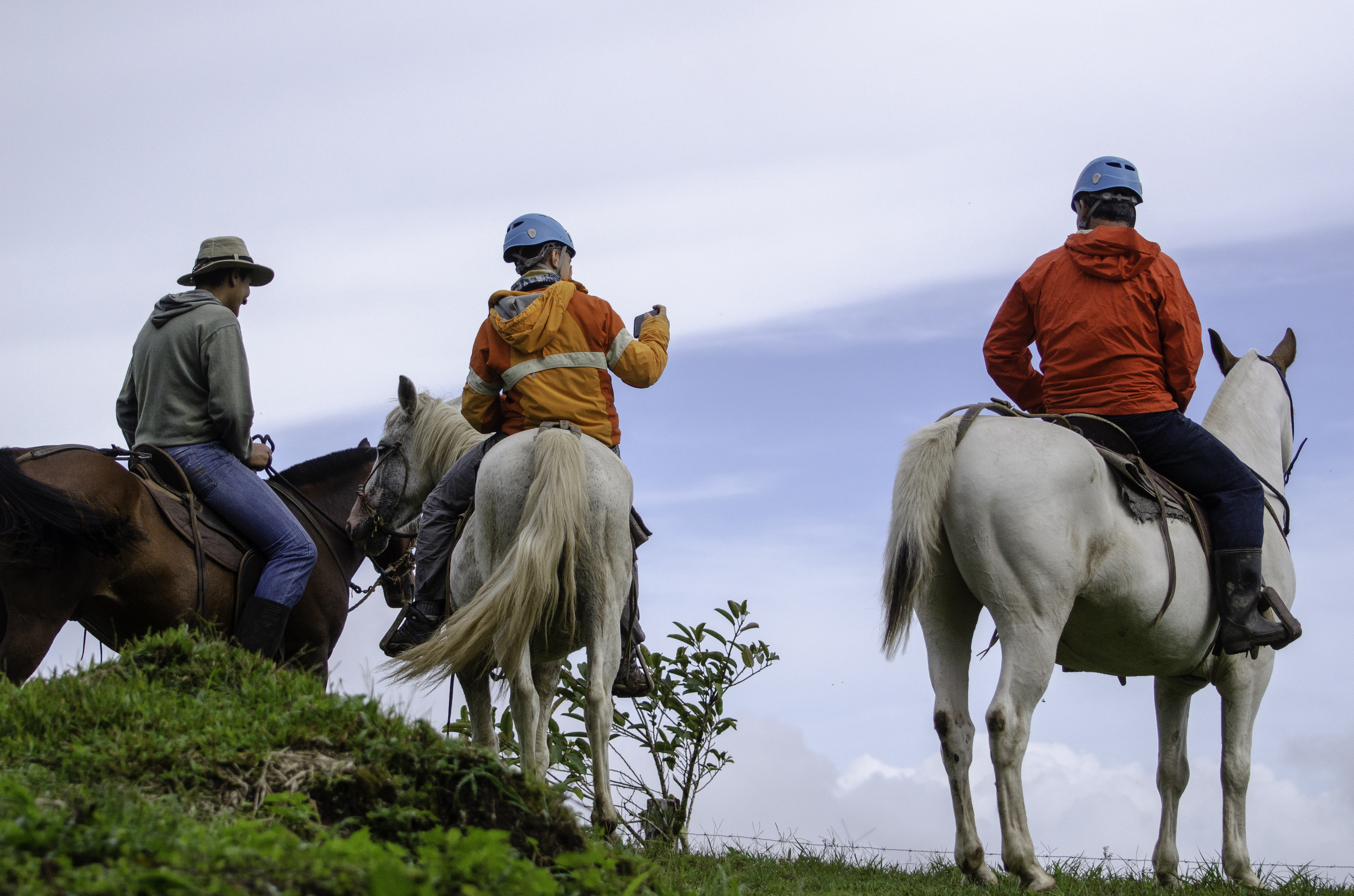 Personas montando a caballo