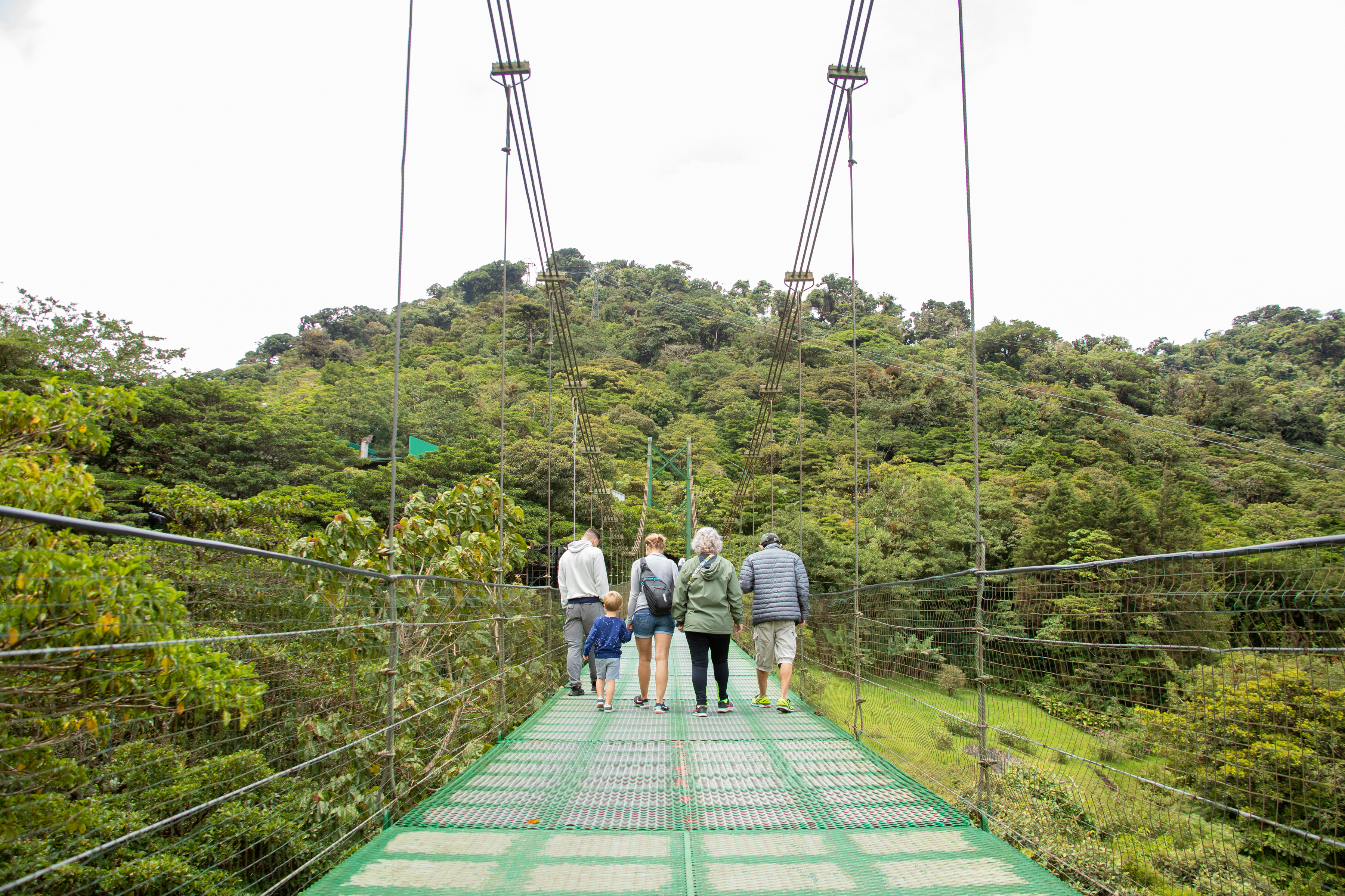 Grupo de personas en puente colgante