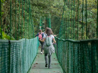 Cruce de puente Personas cruzando puentes colgantes