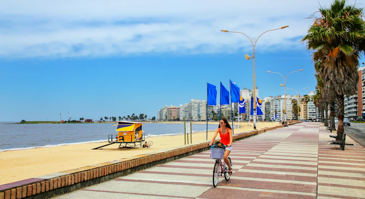 Mujer en bicicleta en Playa de los Pocitos