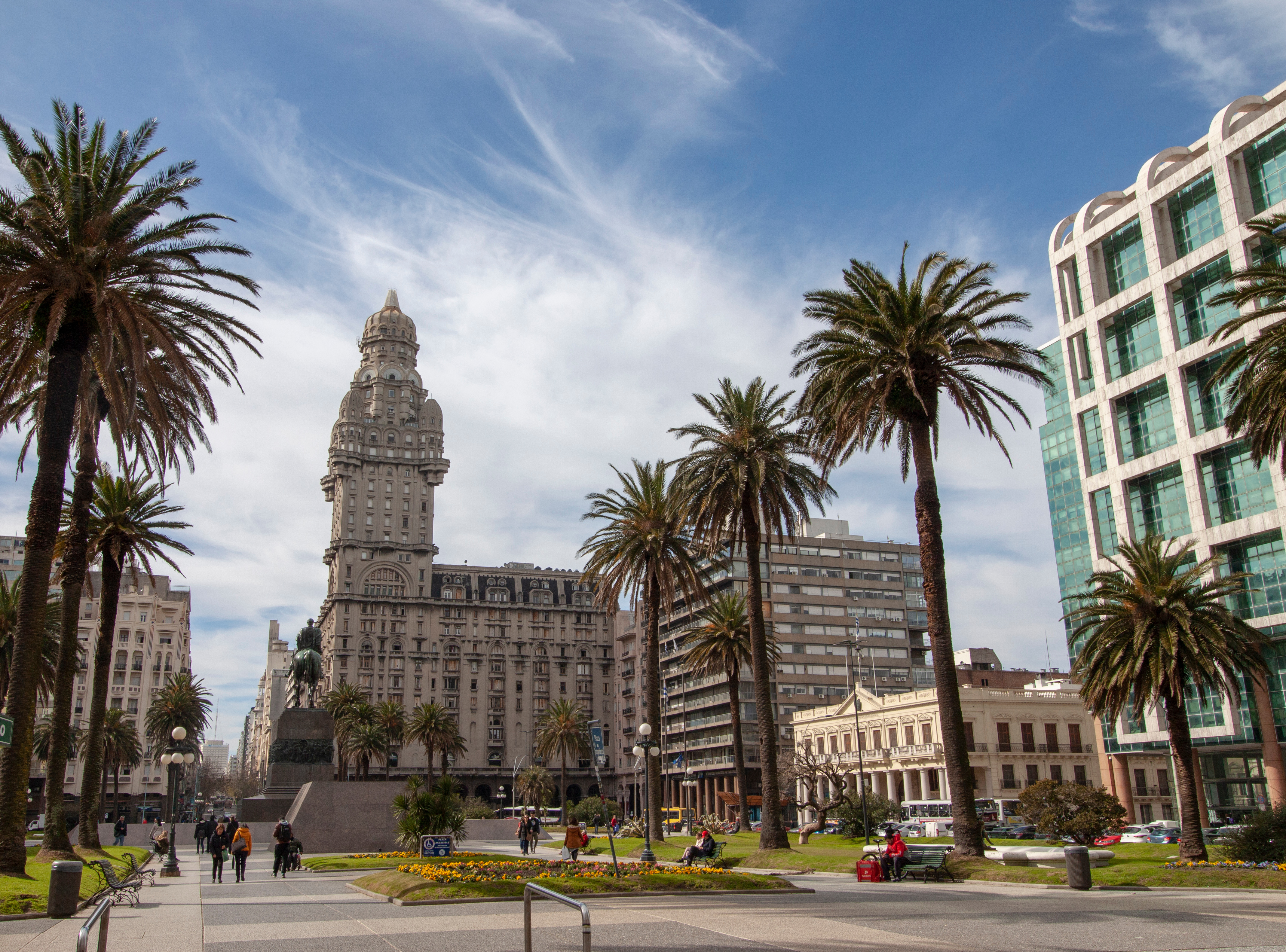 Palacio Salvo desde plaza de Montevideo
