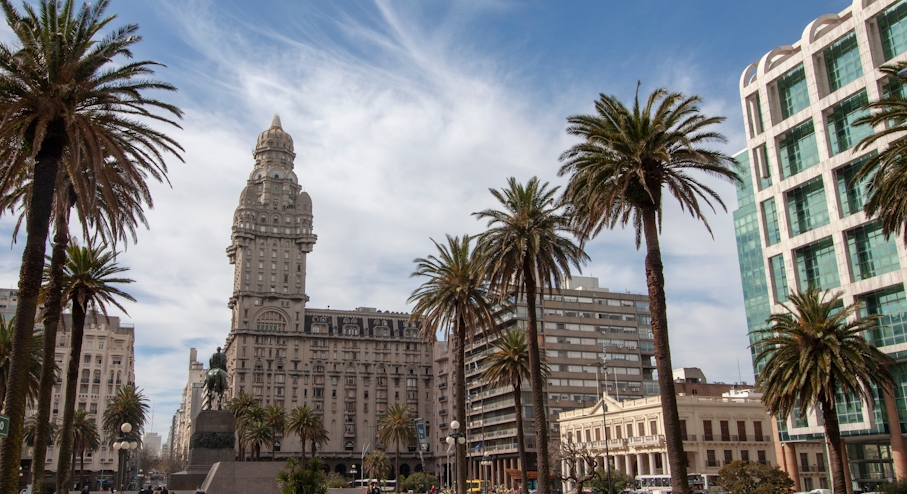 Palacio Salvo desde plaza de Montevideo