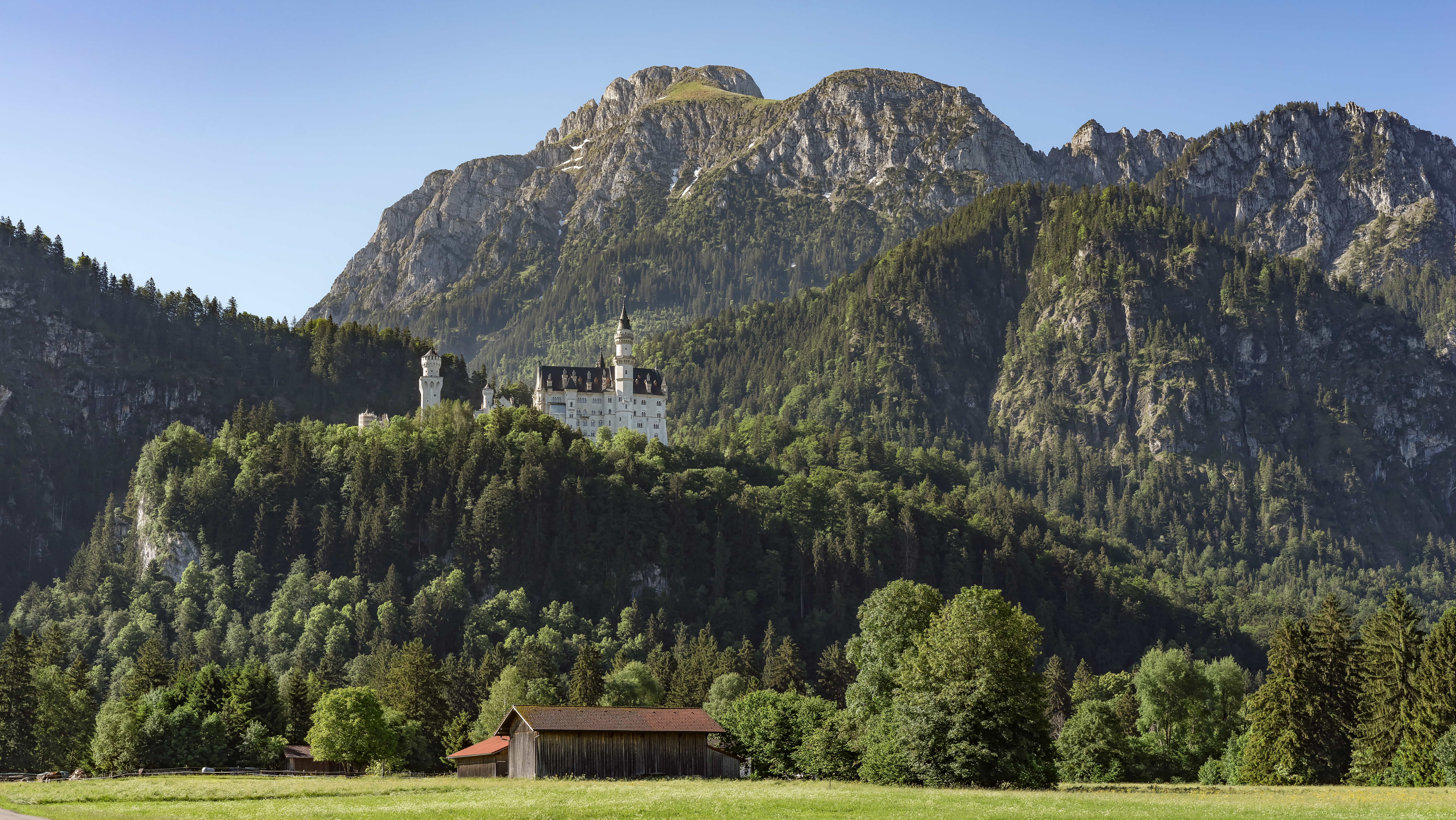 Castillo de Neuschwanstein en las montañas