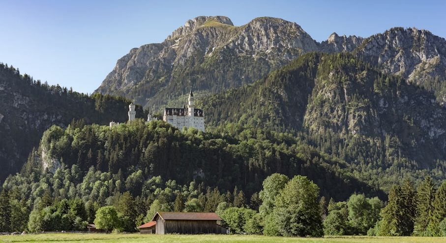 Castillo de Neuschwanstein en las montañas