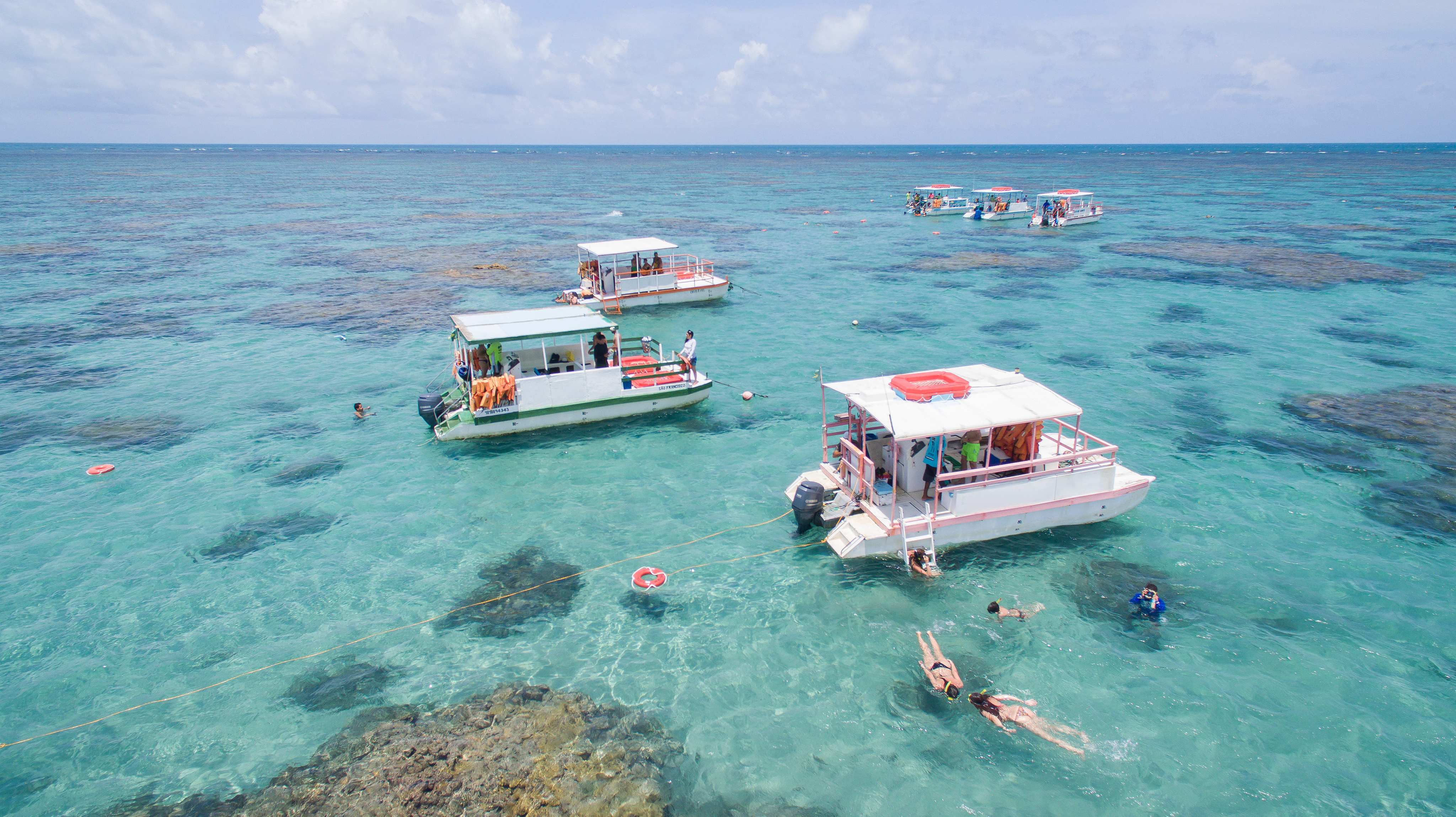 Barcos sobre formaciones de arrecifes