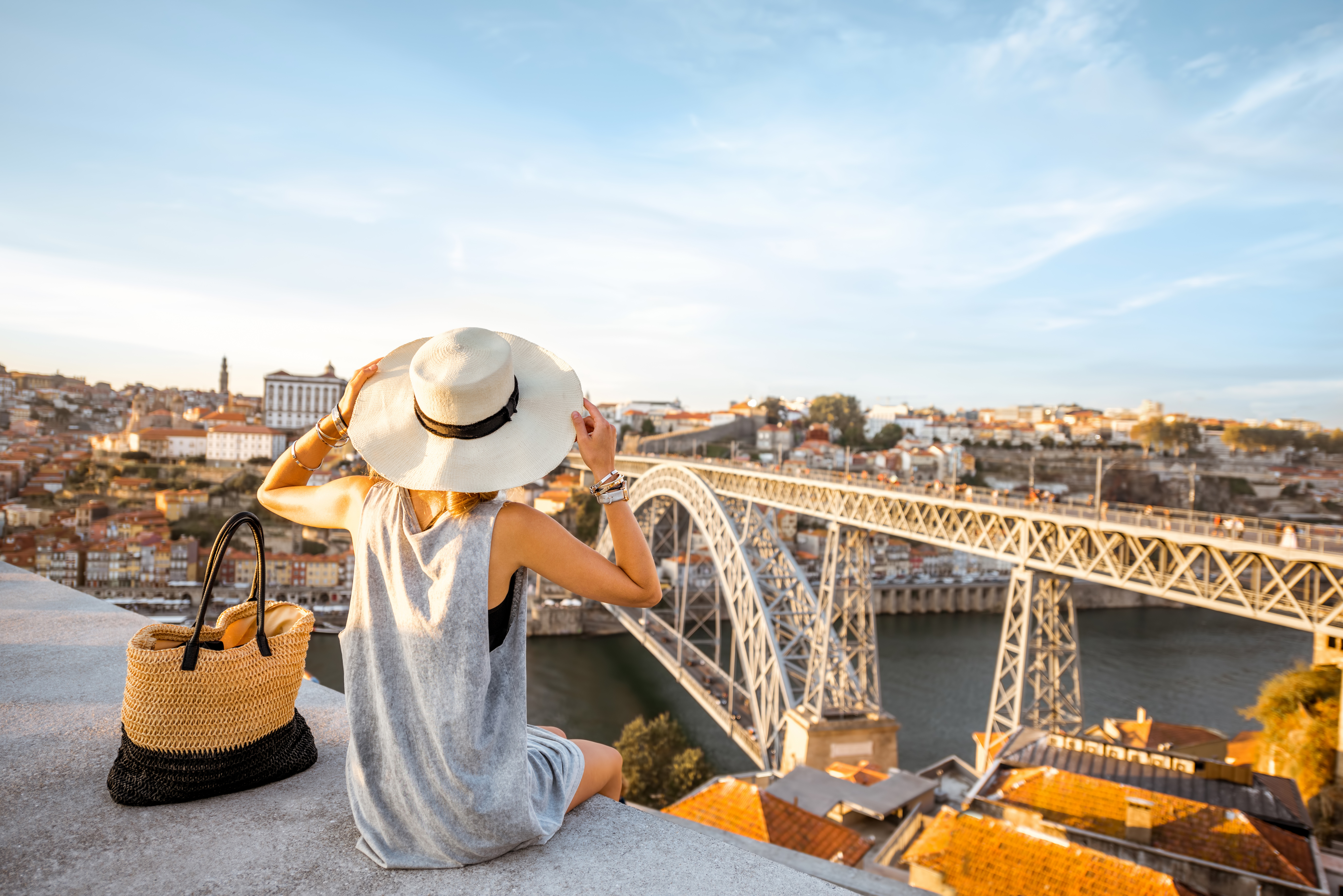 Mujer viendo el puente Dom Luis