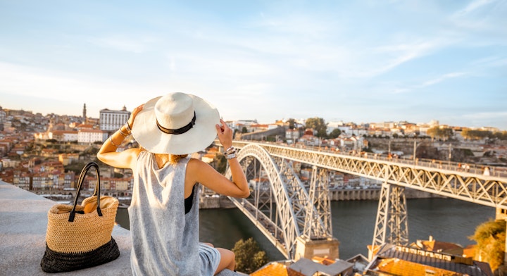 Mujer viendo el puente Dom Luis