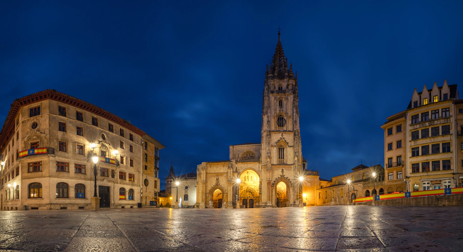Imagen Free Tour Nocturno por Oviedo en Oviedo Plaza de la Catedral