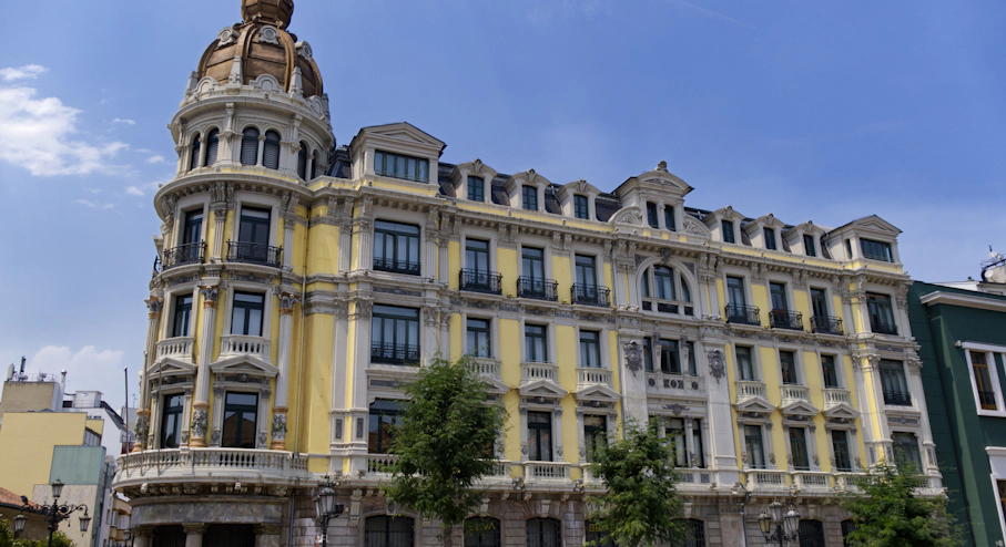 Free Tour por el Oviedo Secreto en Oviedo Edificio en Plaza Porlier