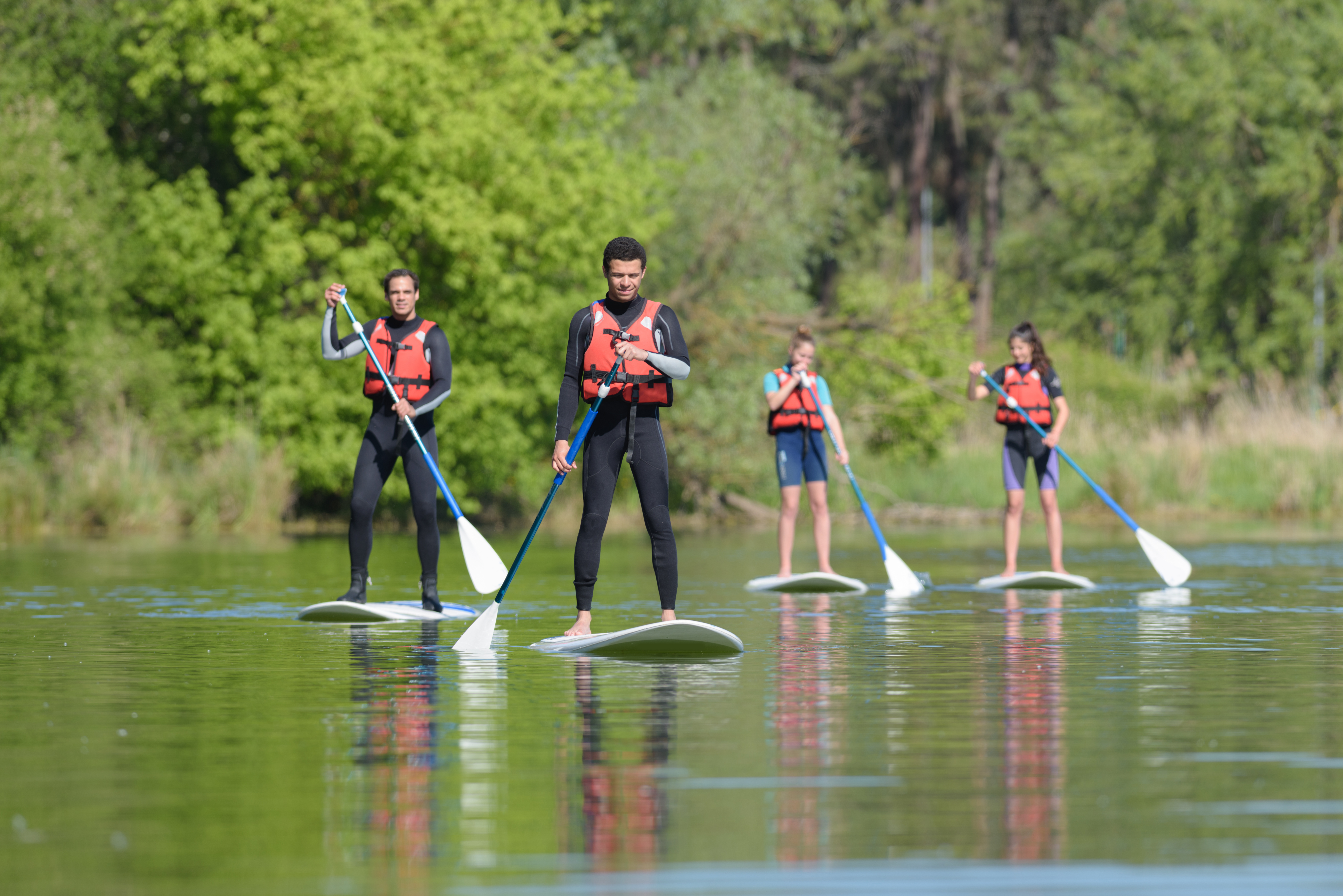 Personas haciendo Stand Up Paddle
