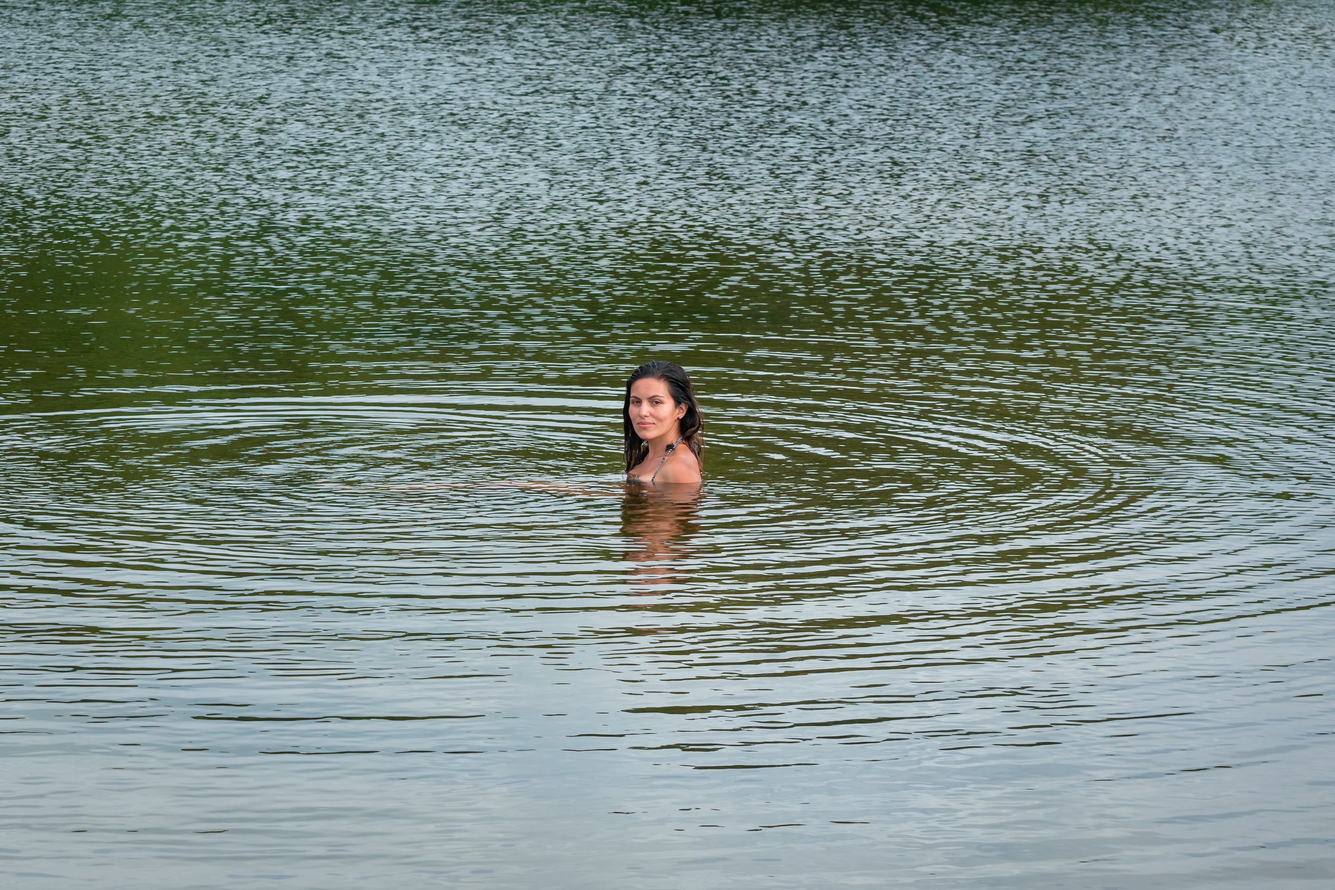 Persona en piscina natural