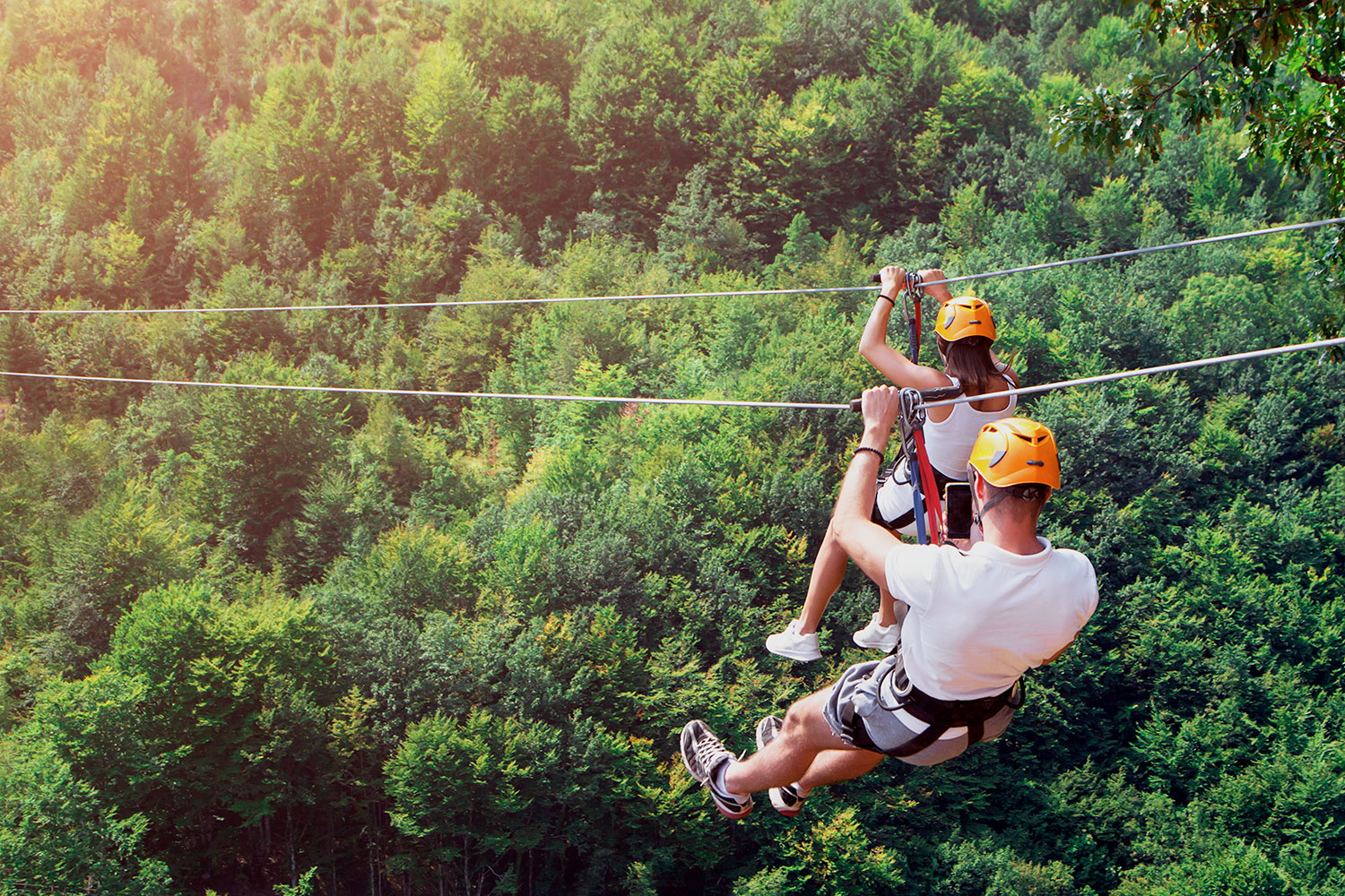Pareja haciendo zipline