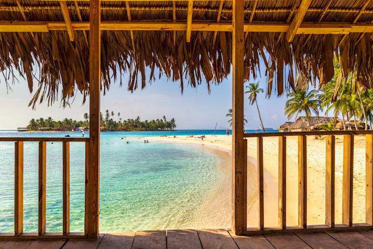 Vista a la playa desde una cabaña