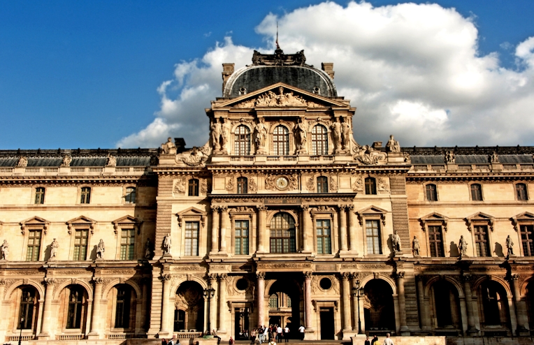 Fachada del Museo del Louvre 