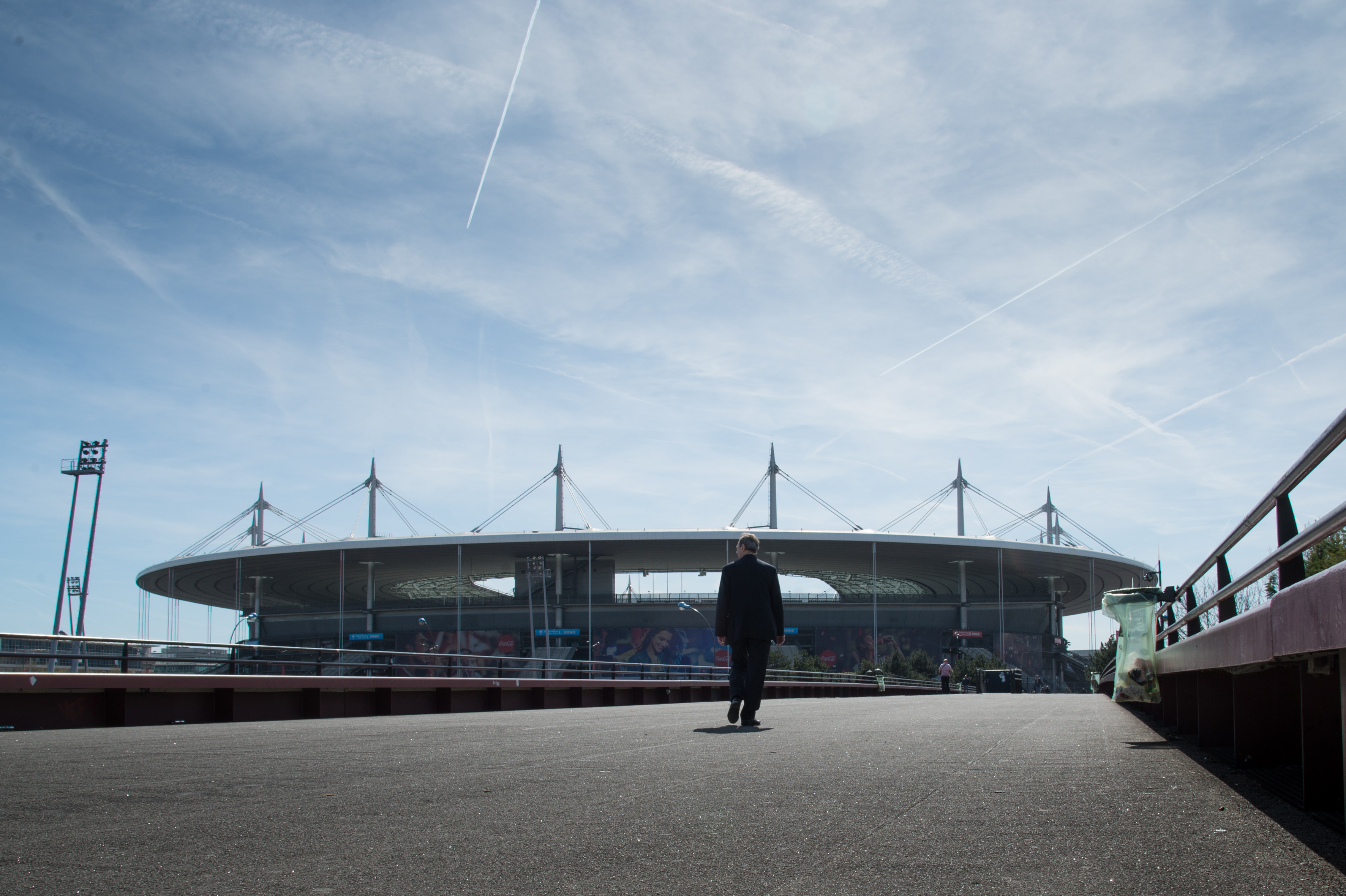 Persona frente al Estadio de Francia