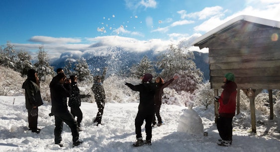 Personas jugando en la nieve