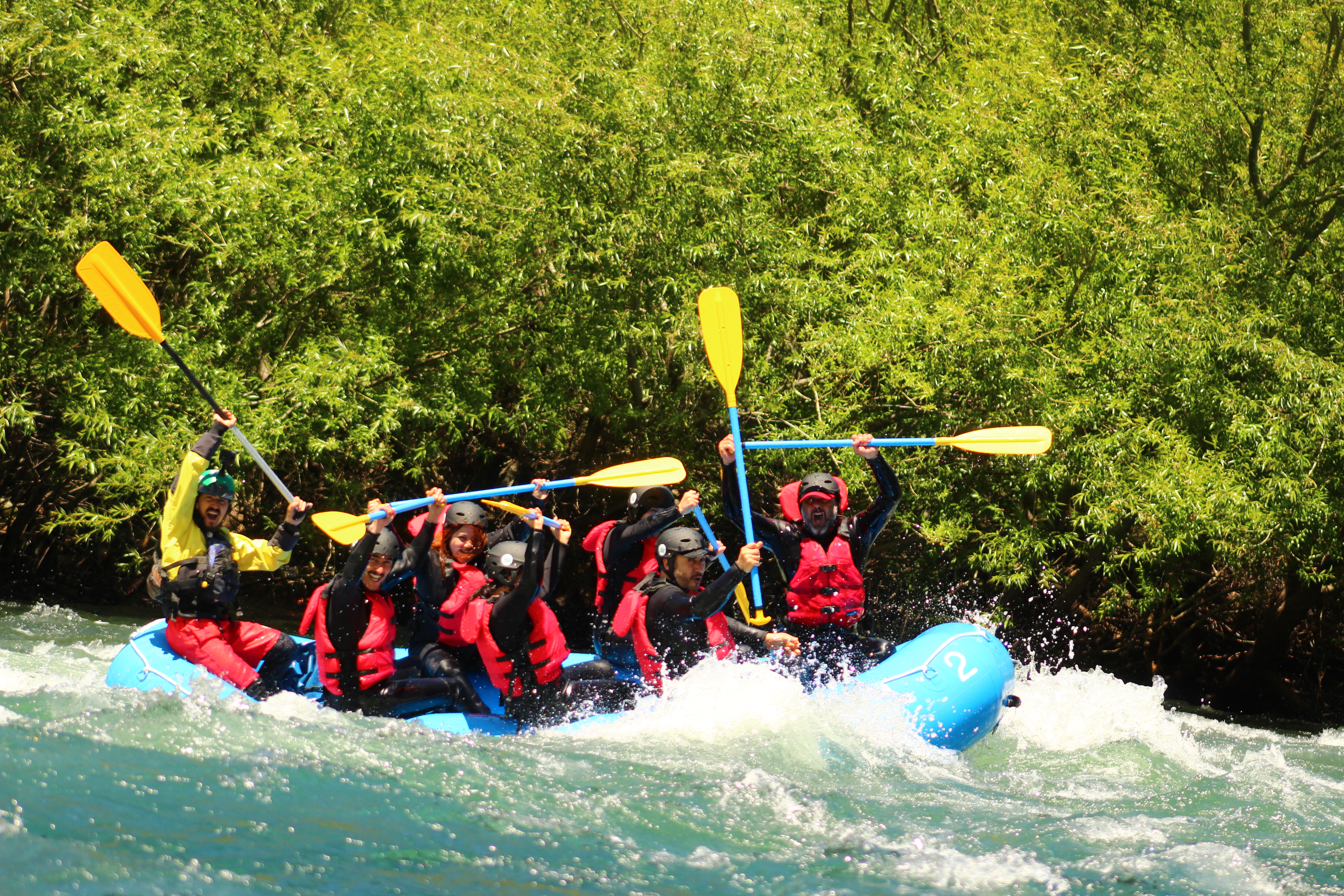 Personas en balsa de rafting