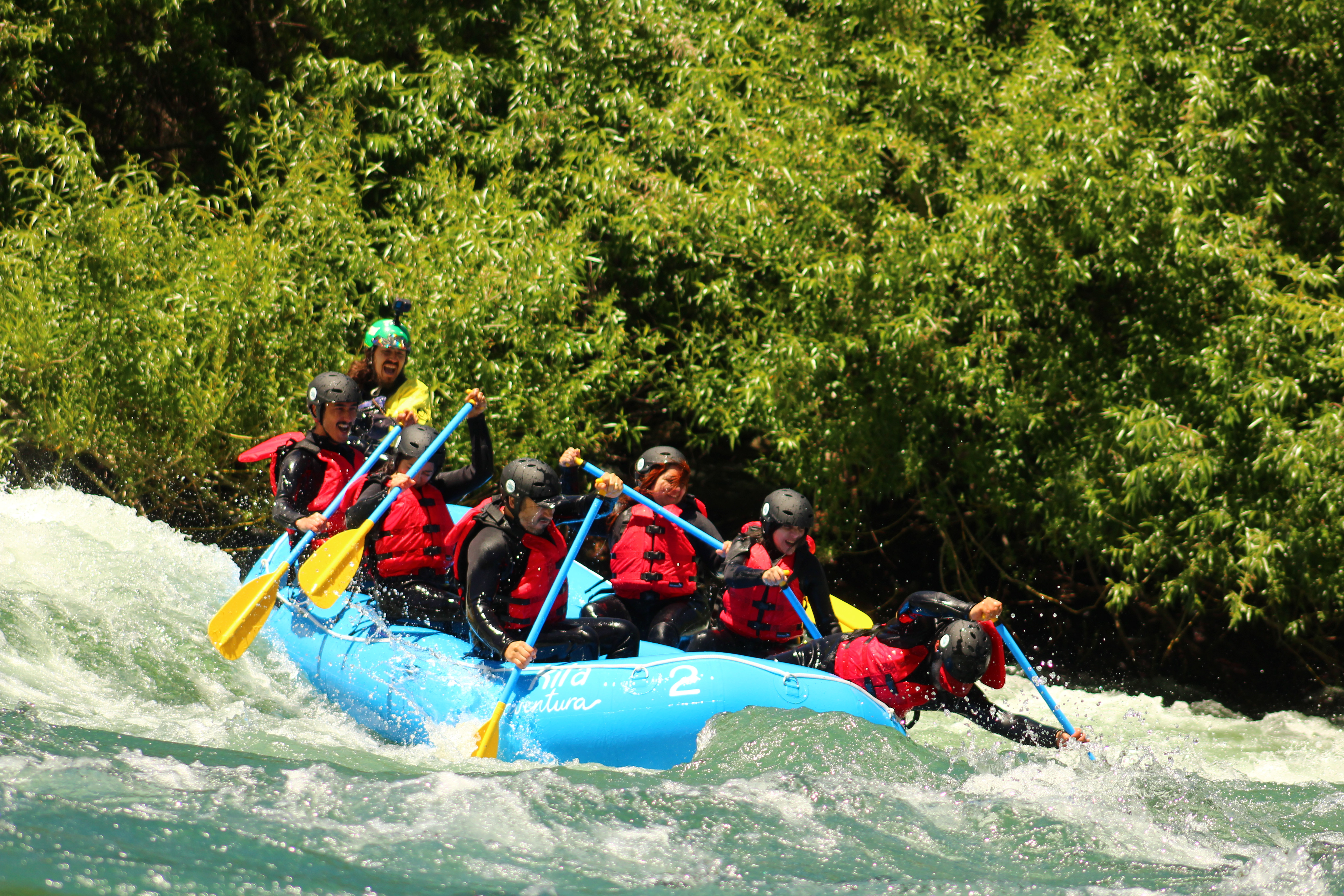Personas haciendo rafting