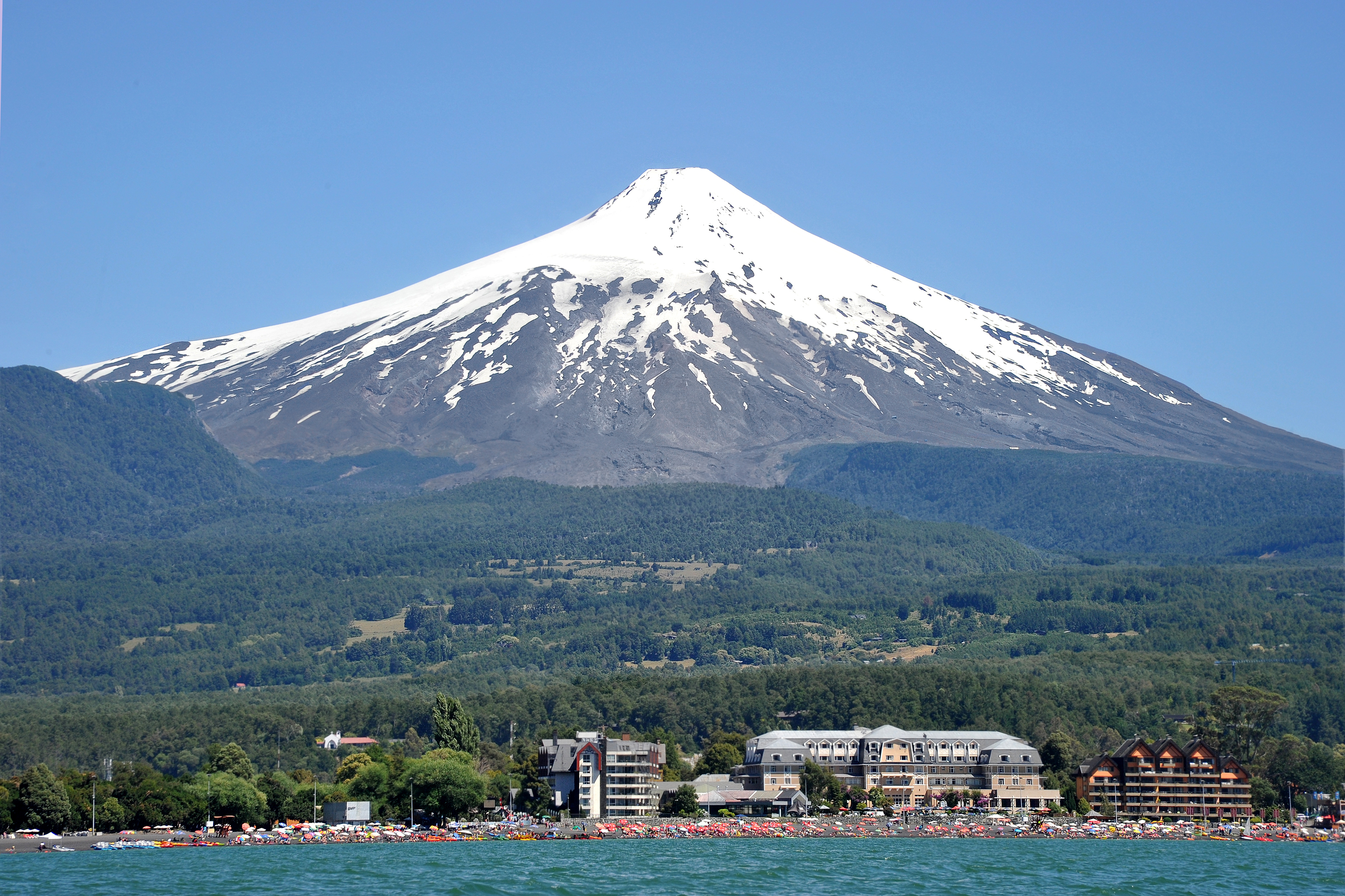 Pucón desde el lago Villarrica