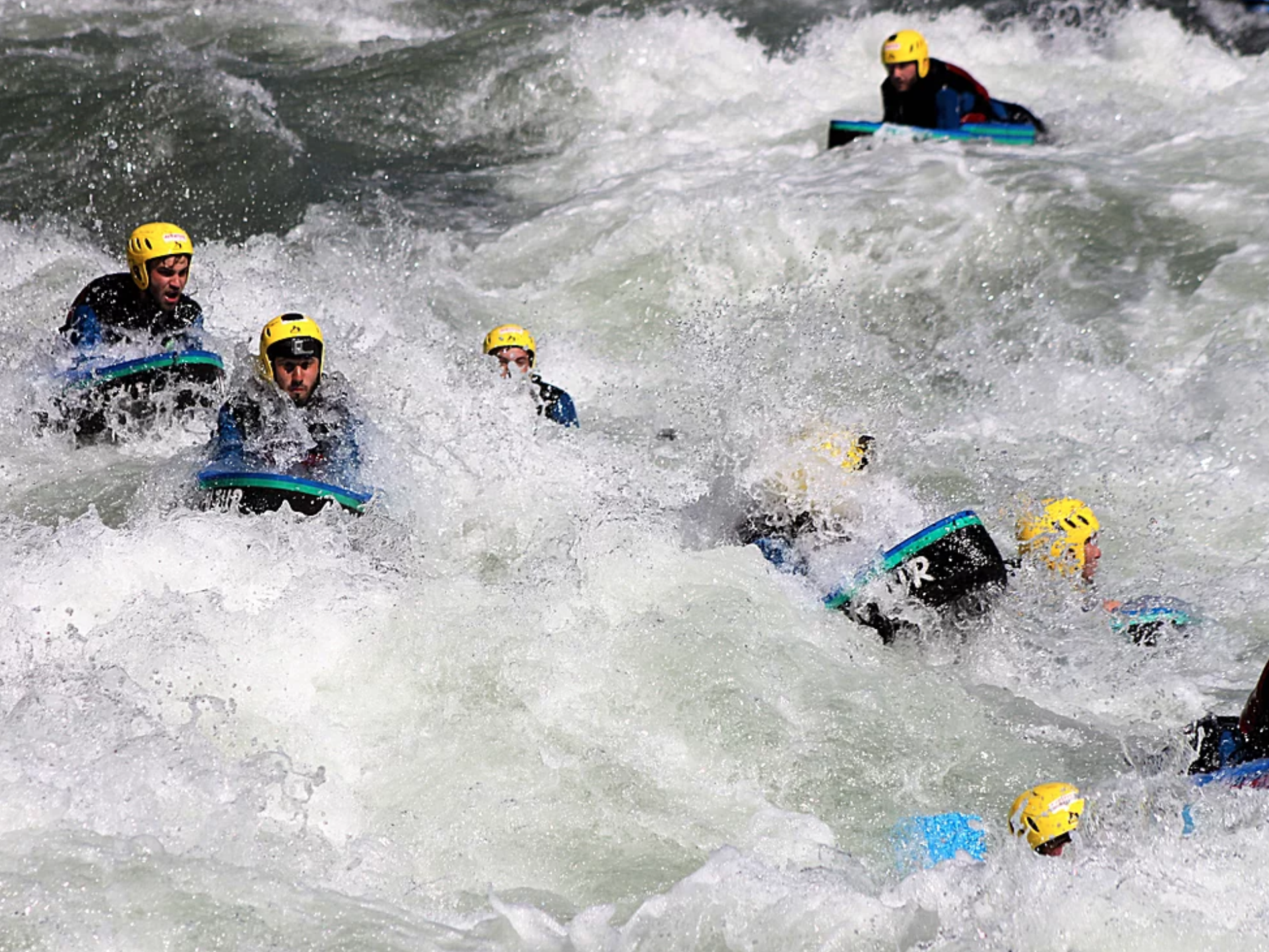 Grupo descendiendo el rio Trancura en Hidrospeed