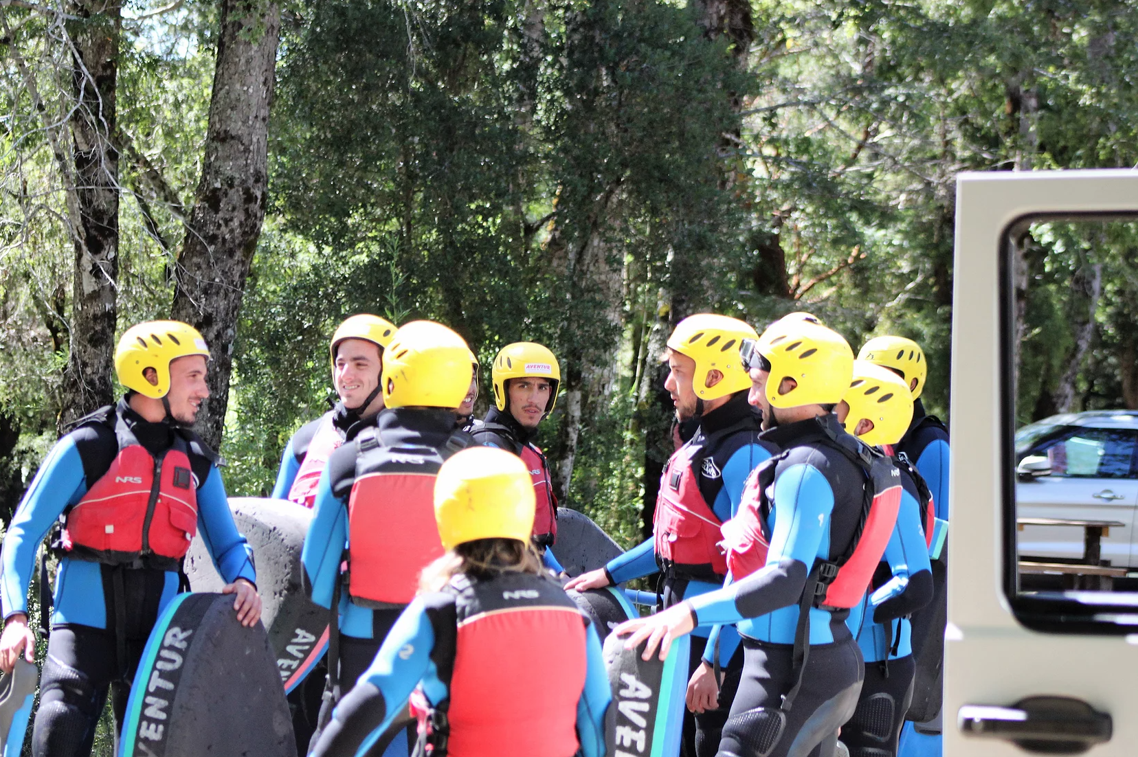 Grupo con equipamiento en Hidrospeed Pucón