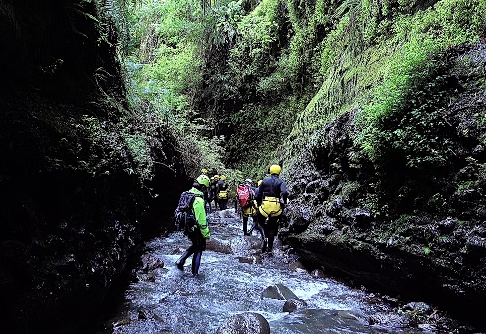 Grupo en actividad Canyoning Río Correntoso