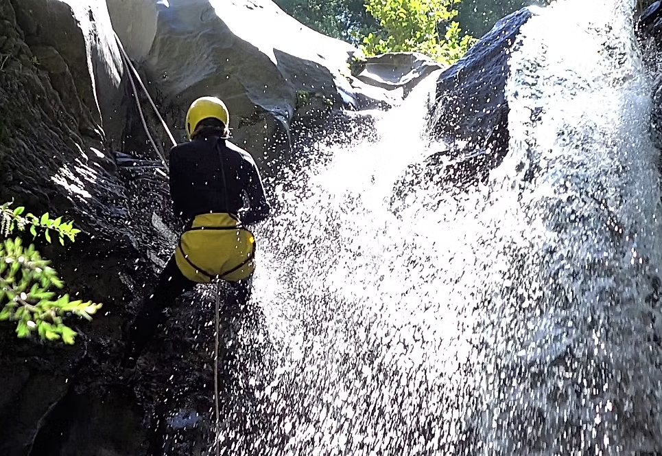 Persona en actividad Canyoning Río Correntoso