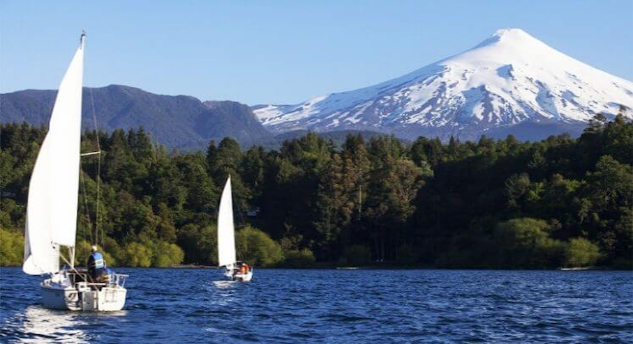 Dos veleros en el lago Villarica con vista al Volcán.