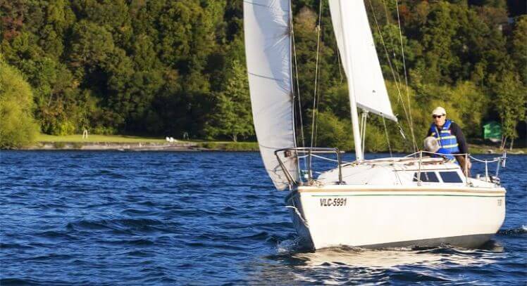Persona en velero en el lago Villarica.