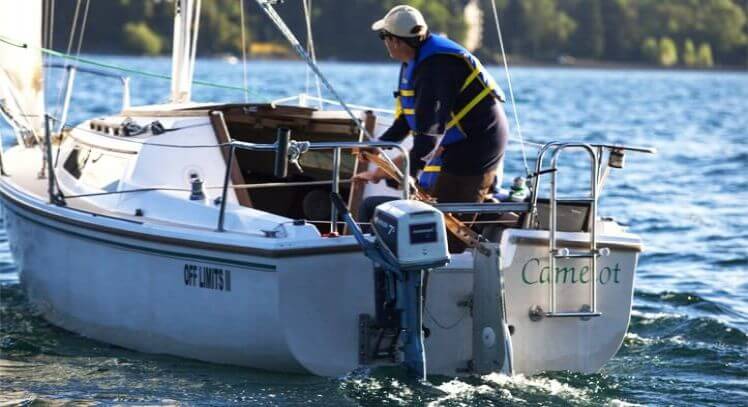 Vista trasera de persona en velero en el lago Villarica.