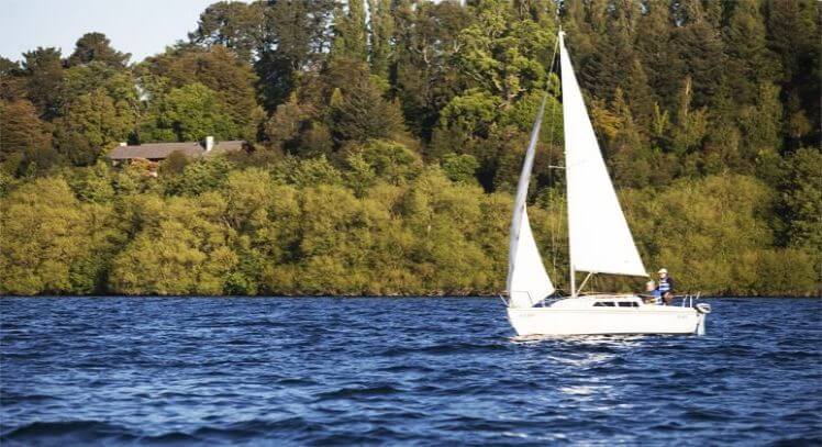 Velero en el lago Villarica.