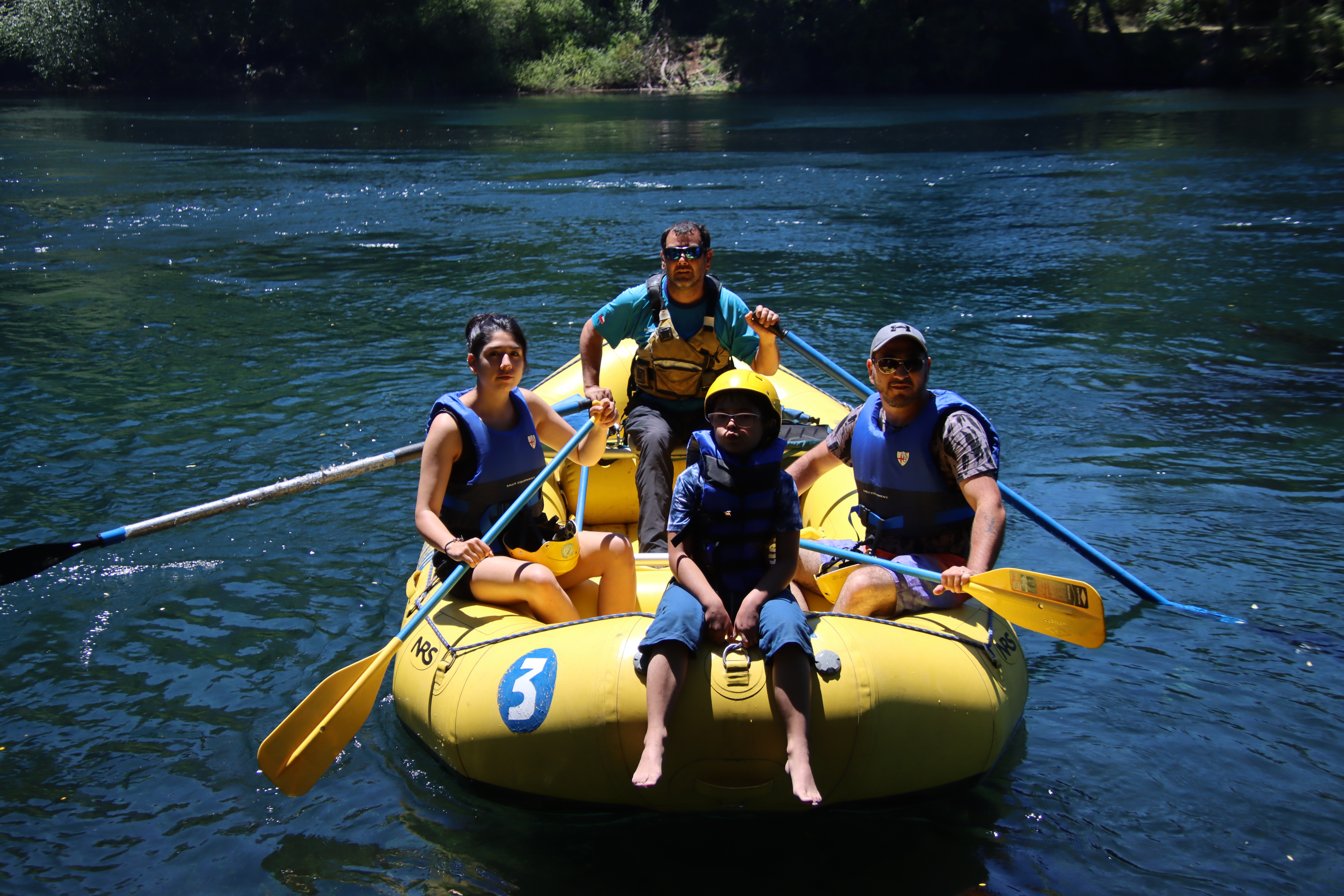 Familia en balsa a remos